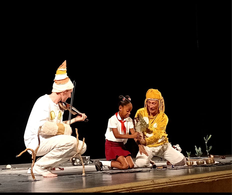 Compañía Andrayas en obra Voili-Voilà, puesta en escena en el Teatro Sauto de Matanzas