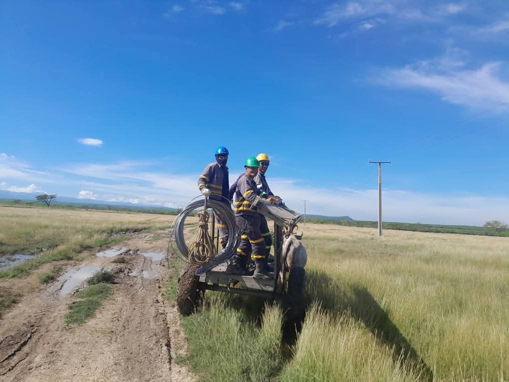 Contingente eléctrico matancero lleva electricidad a zonas inaccesibles tras huracán Melissa