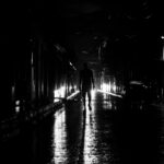 Aquel que atraviesa la ciudad a oscuras