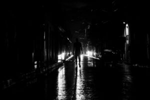 Aquel que atraviesa la ciudad a oscuras