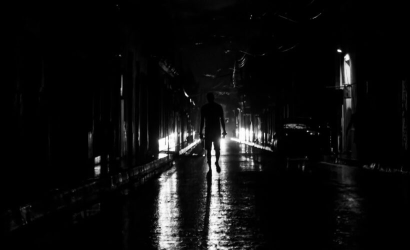 Aquel que atraviesa la ciudad a oscuras