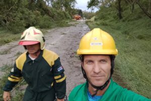 Yunier, la mano de la solidaridad ante el embate del huracán Melissa