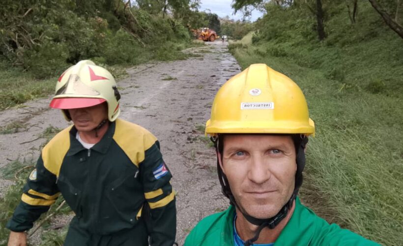 Yunier, la mano de la solidaridad ante el embate del huracán Melissa