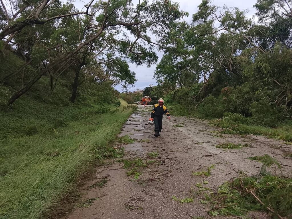 Yunier, la mano de la solidaridad ante el embate del huracán Melissa
