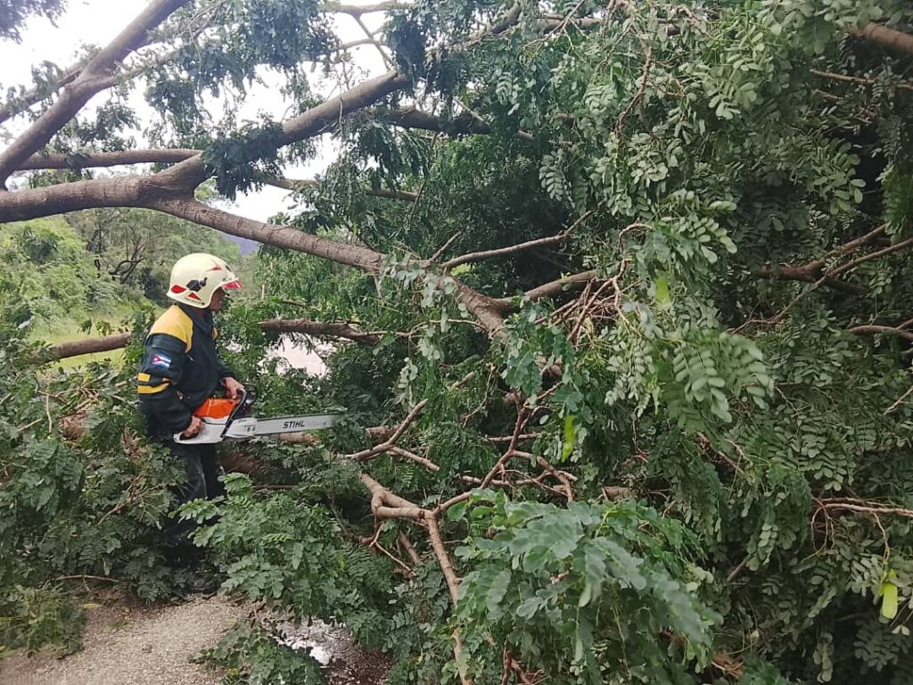 Yunier, la mano de la solidaridad ante el embate del huracán Melissa