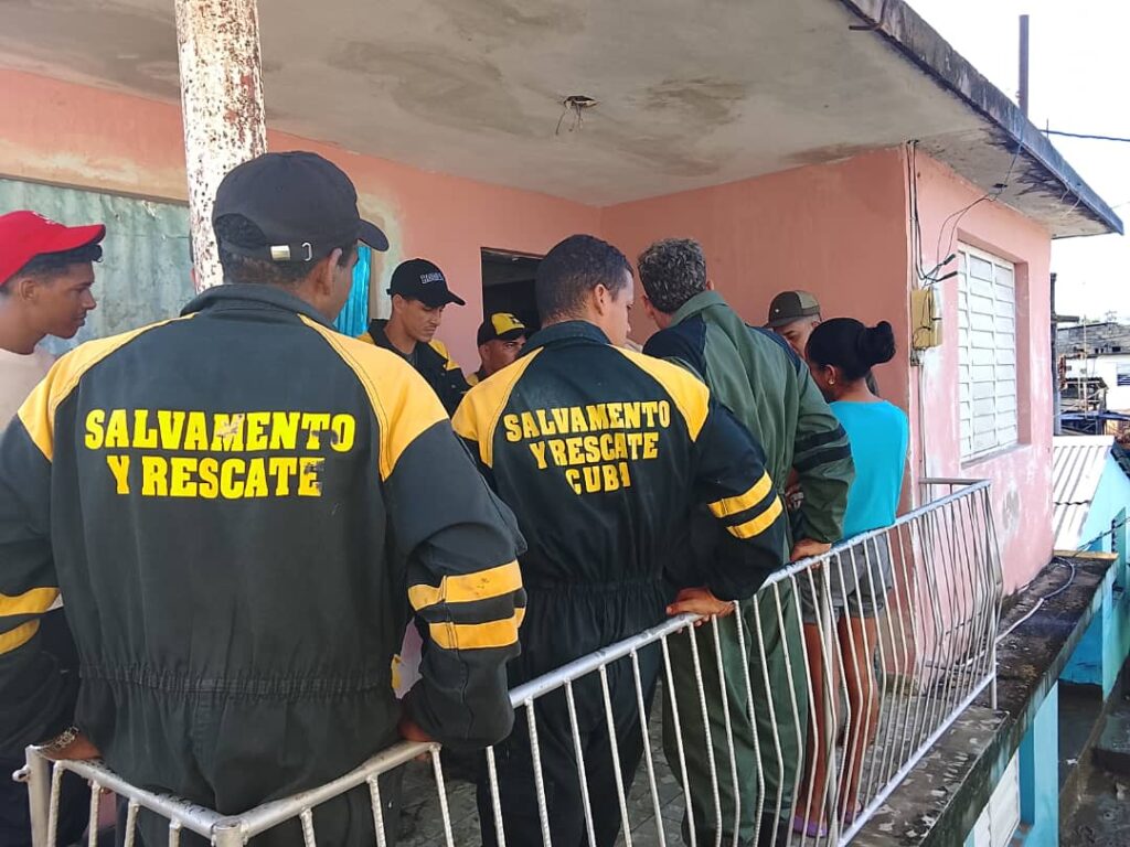 Yunier, la mano de la solidaridad ante el embate del huracán Melissa