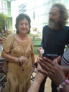 María Elena Bayón junto a Moises