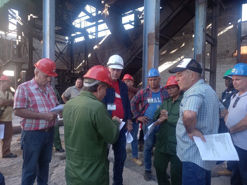 Mario Sabines Lorenzo chequea reparaciones en central Jesús Rabí