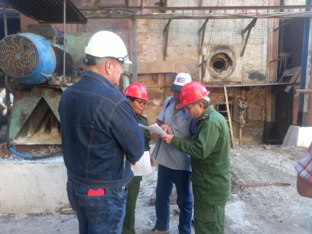 Mario Sabines Lorenzo chequea reparaciones en central Jesús Rabí