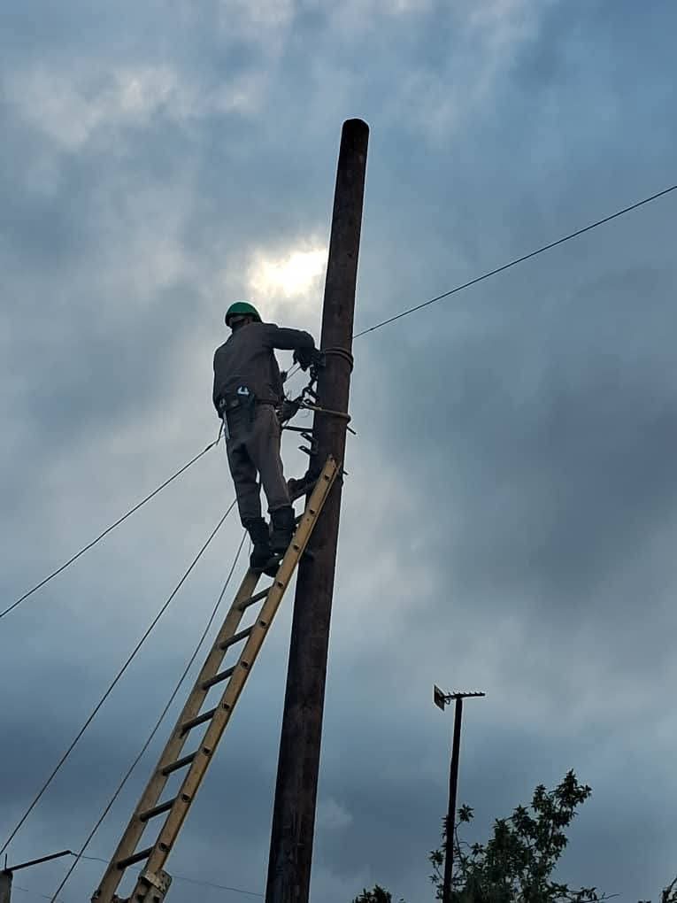 Contingente matancero Antonio Guiteras restablece servicio eléctrico en comunidades serranas de Granma