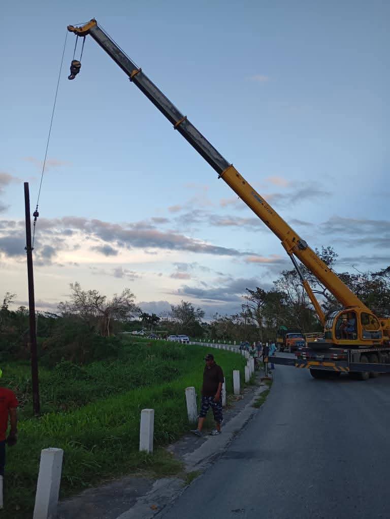 Contingente matancero Antonio Guiteras restablece servicio eléctrico en comunidades serranas de Granma