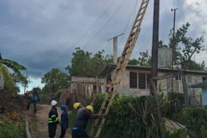 Contingente matancero Antonio Guiteras restablece servicio eléctrico en comunidades serranas de Granma