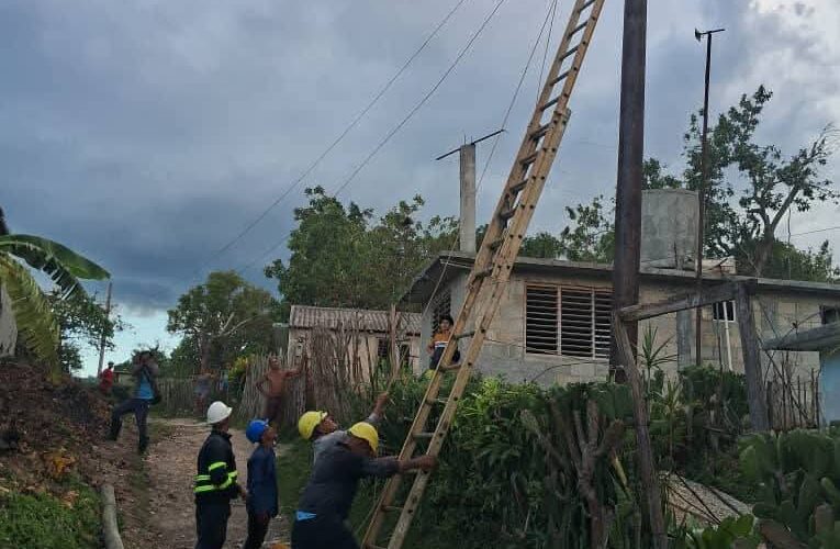 Contingente matancero Antonio Guiteras restablece servicio eléctrico en comunidades serranas de Granma