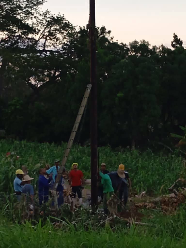 Contingente matancero Antonio Guiteras restablece servicio eléctrico en comunidades serranas de Granma
