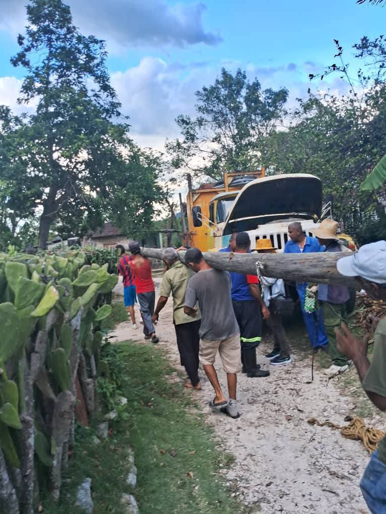 Contingente matancero Antonio Guiteras restablece servicio eléctrico en comunidades serranas de Granma