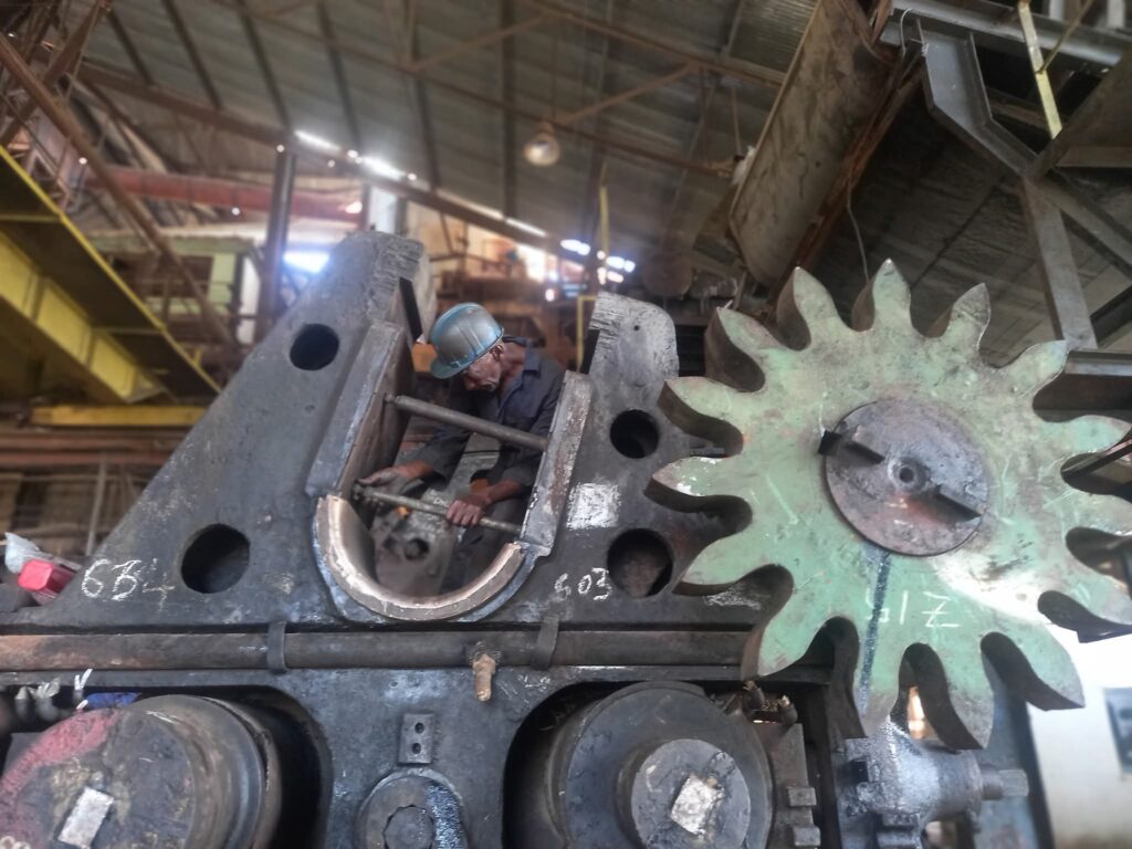 Trabajadores realizan reparaciones en central Jesús Rabí