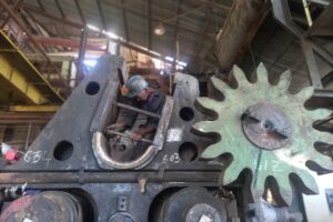 Trabajadores realizan reparaciones en central Jesús Rabí