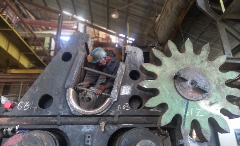 Trabajadores realizan reparaciones en central Jesús Rabí