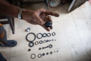 Retenes de goma de diversas medidas fabricados por manos innovadoras. Foto: Raúl Navarro