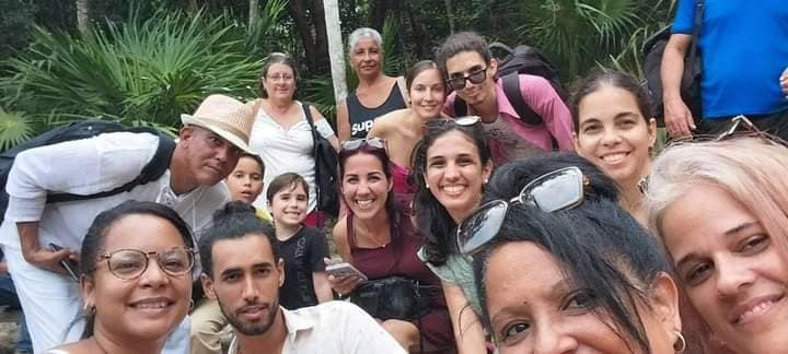 Maritza Clara Fuentes (primera al fondo de izquierda a derecha) junto a parte de la familia del Periódico Girón en un viaje a la Ciénaga de Zapata