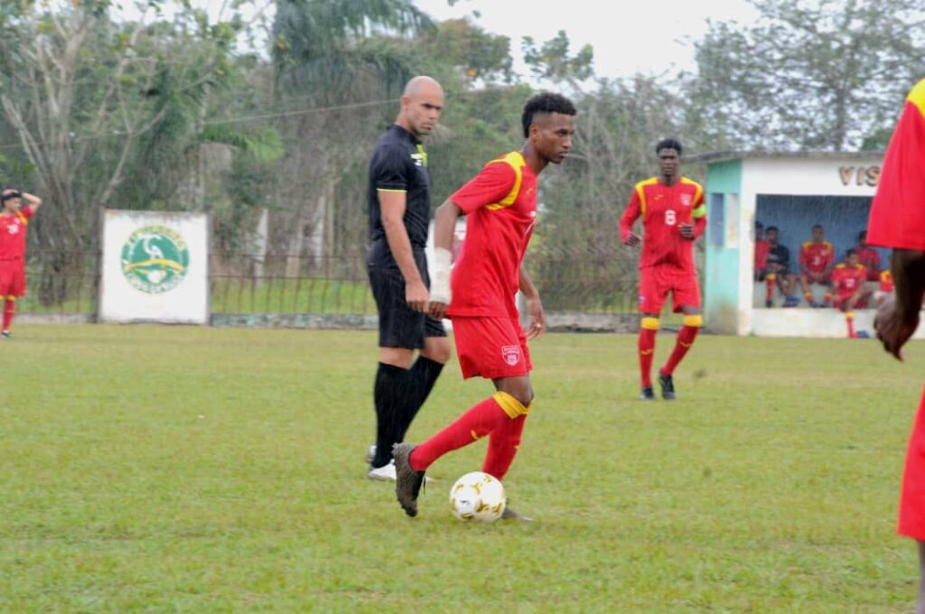 Kelvin Lázaro, el futuro del balompié en la Atenas de Cuba