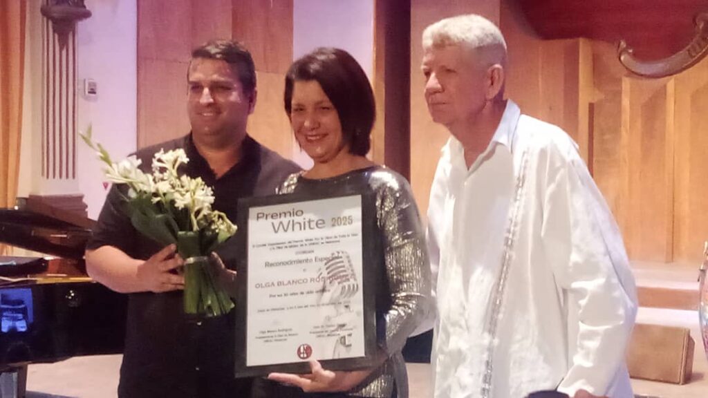 El pianista matancero Alejandro Falcón mereció este jueves el Premio White por la obra de la vida que otorga la filial de música del Comité provincial de la Unión de Escritores y Artistas de Cuba (Uneac) en Matanzas