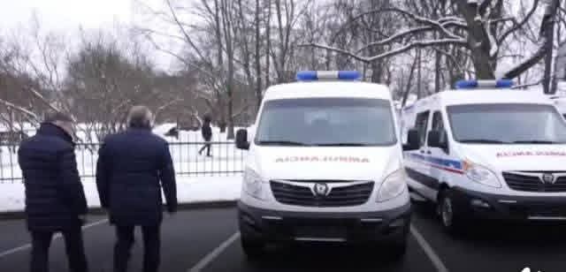 Gobernador de San Petersburgo cumple promesa con donación de ambulancias para el Sistema de Salud cubano