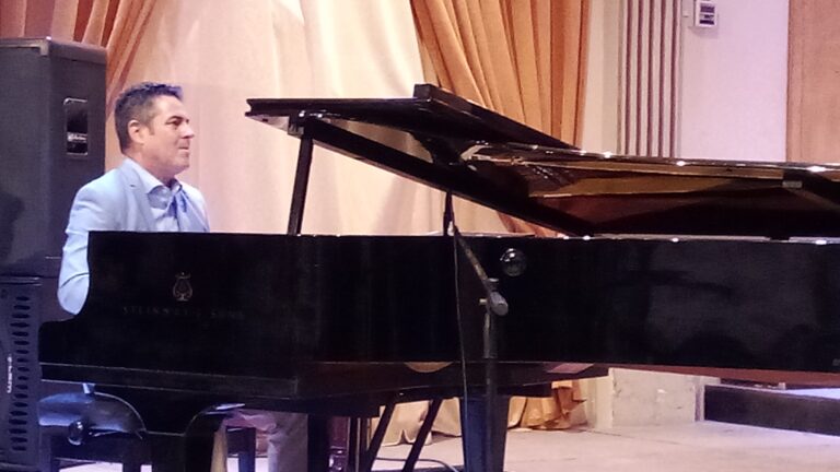 Premio White a Alejandro Falcón, una gala inolvidable