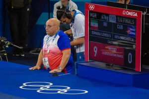El cubano Raúl Trujillo Díaz sigue dando noticias. Resulta que luego de su retiro un tiempo después del adiós de su discípulo, el gladiador del estilo greco Mijaín López en París 2024, regresó a los colchones, pero ahora como entrenador desarrollador de la lucha por el mundo.