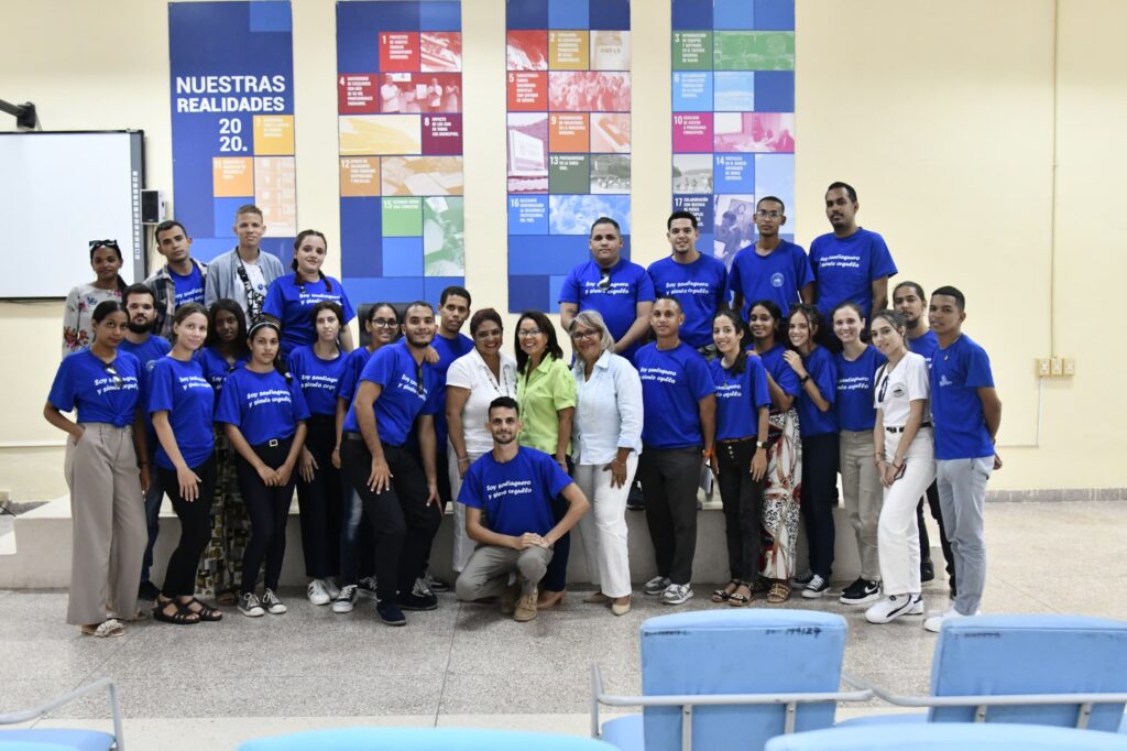 Yasniel Sánchez Suárez, joven investigador de la Universidad de Matanzas, junto al presidente de Cuba y otros colegas
