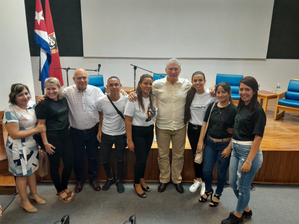 Yasniel Sánchez Suárez, joven investigador de la Universidad de Matanzas, junto al presidente de Cuba y otros colegas