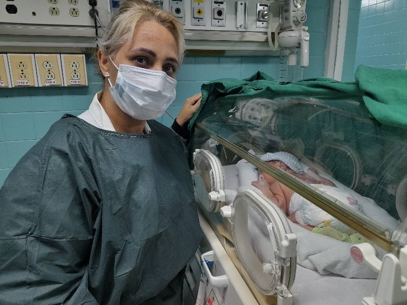 El potente llanto resuena a todo pulmón como buen augurio. Apenas se divisa su cuerpo tan diminuto y suave, tan vulnerable pero aferrado a este mundo. Otro prematuro que se salva