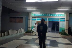 Tengo un año atorado en la boca del estómago