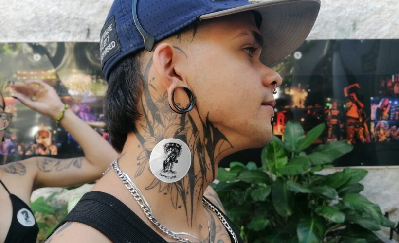 El evento Metal Ink, organizado por la Asociación Hermanos Saíz (AHS), comenzó en la mañana de este sábado con una exposición de tatuajes en el Patio Colonial, sede de la institución.