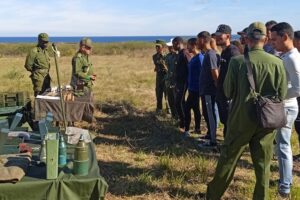 Estudiantes universitarios participan en ejercicio de preparación para la defensa