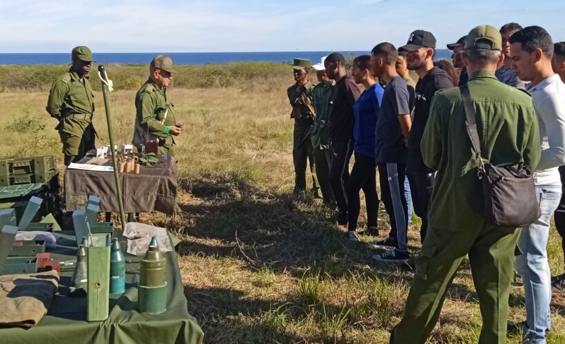 Estudiantes universitarios participan en ejercicio de preparación para la defensa