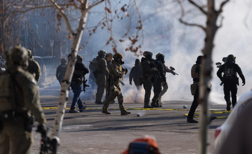 Minneapolis hierve. No es el calor, ni los efectos del cambio climático. Allá muy al norte, el frío glacial de la represión calculada es lo anda quemando las calles de esa ciudad del Medio Oeste estadounidense.