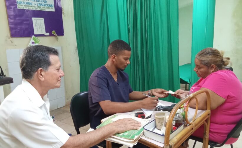 Especialistas médicos prestan servicios en comunidades matanceras