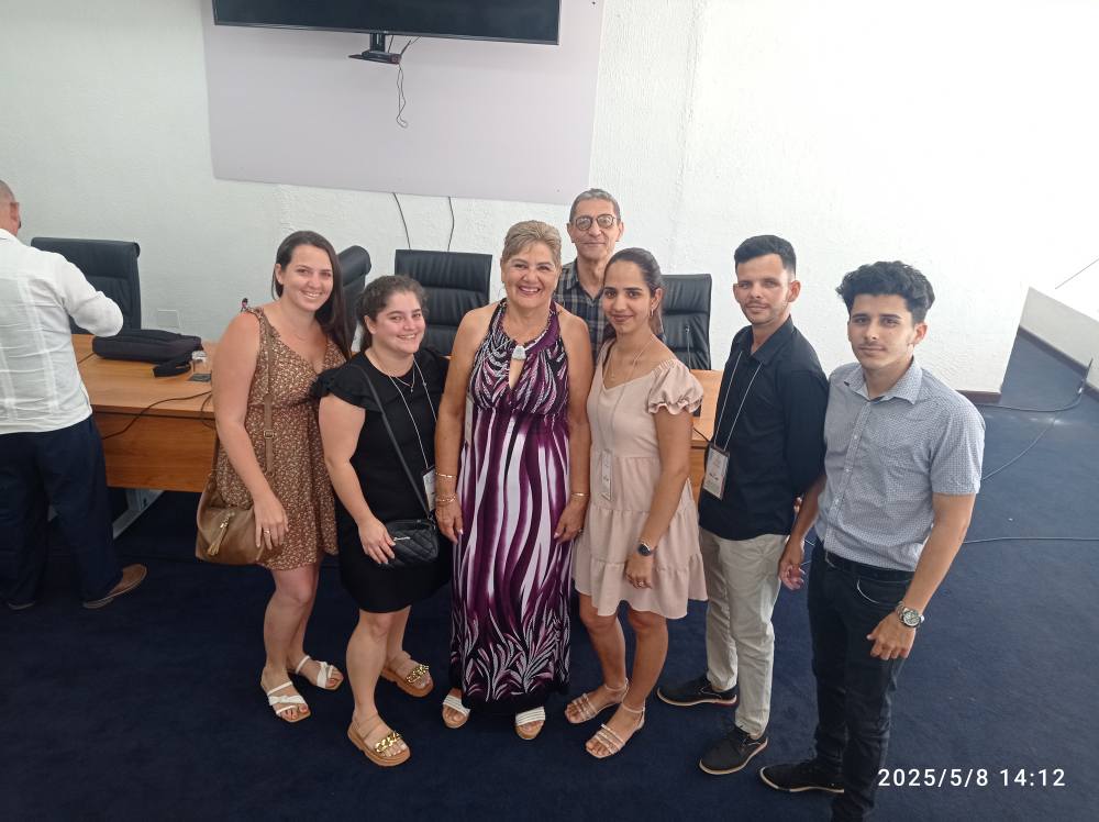 Román Pérez Castañeda junto a colegas y alumnos. Foto: tomada del perfil de Facebook de Eduardo Torres Alpízar