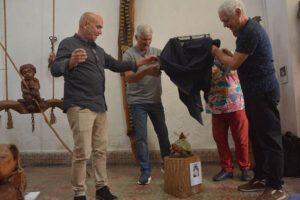 Escultura de la obra Galápagos saluda Día del Teatro para Niños