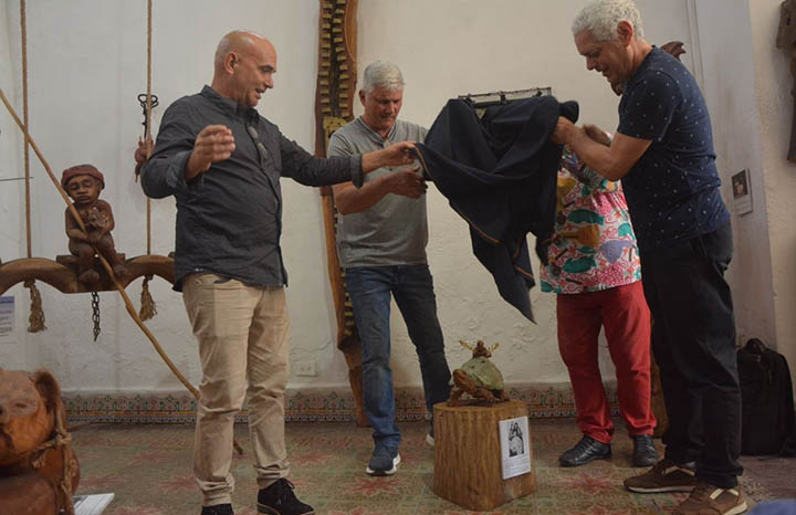 Escultura de la obra Galápagos saluda Día del Teatro para Niños