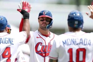 Ariel Martínez es saludado por Despaigne y Moncada en juego del Clásico Mundial