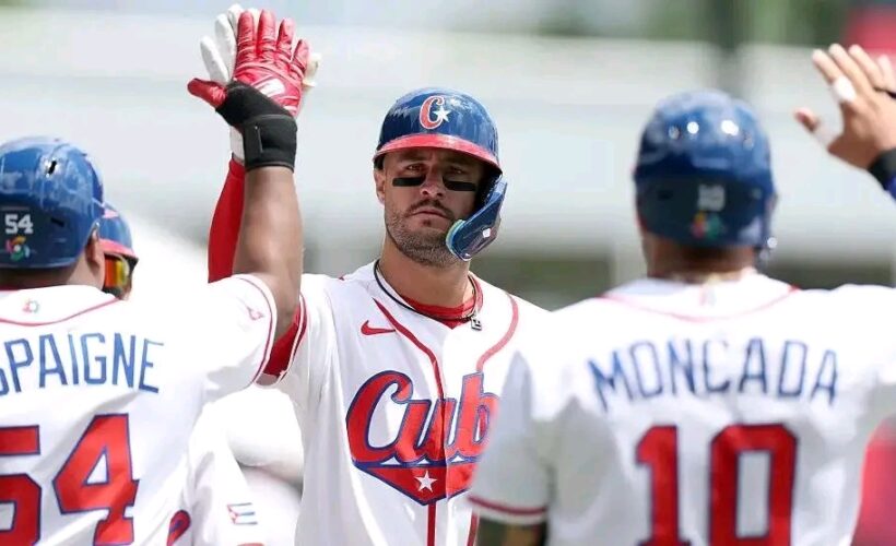 Ariel Martínez es saludado por Despaigne y Moncada en juego del Clásico Mundial