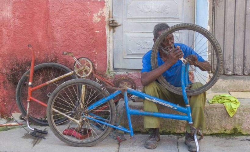 La Marina: Santos en los quicios