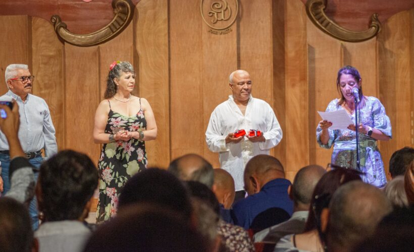 Teatristas matanceros reciben Premio UNIMA en Festitim
