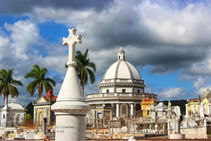 Singulares epitafios en la Necrópolis de Matanzas