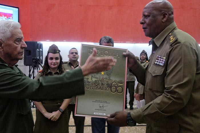 Felicitó Raúl Castro Ruz a combatientes del Ejército Central. Foto: Flavia de los Angeles Contreras Vega