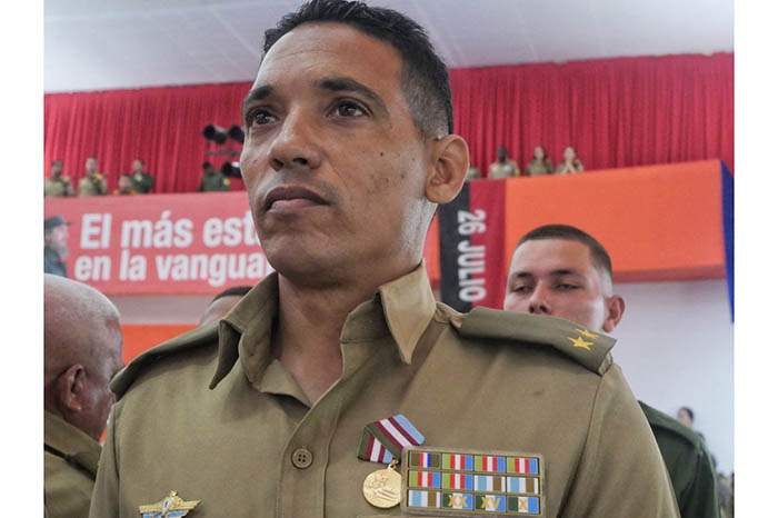 Felicitó Raúl Castro Ruz a combatientes del Ejército Central. Foto: Flavia de los Angeles Contreras Vega