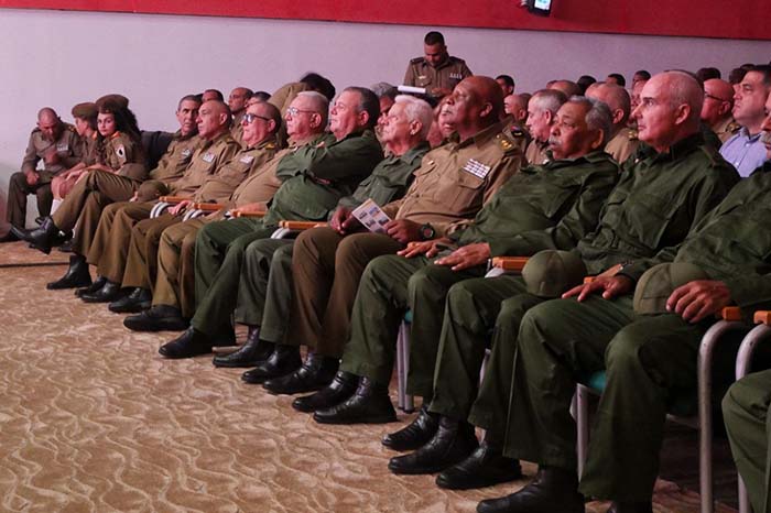 Felicitó Raúl Castro Ruz a combatientes del Ejército Central. Foto: Flavia de los Angeles Contreras Vega