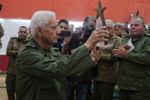 Felicitó Raúl Castro Ruz a combatientes del Ejército Central. Foto: Flavia de los Angeles Contreras Vega